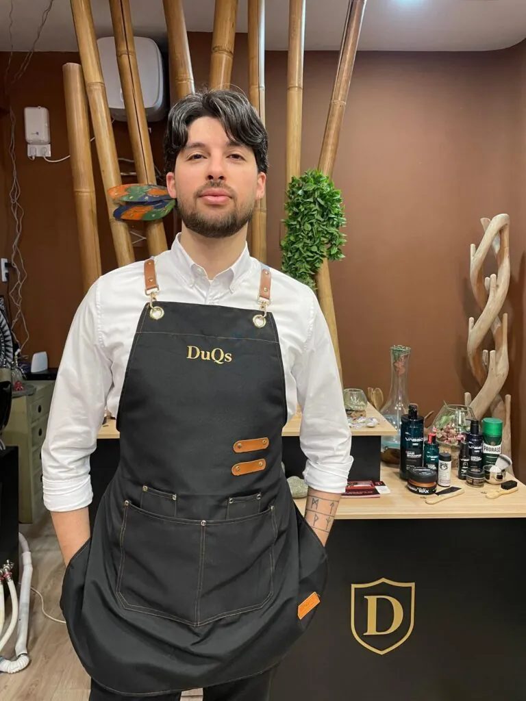 Trabajo de barbería en el salón DuQs de Goya, Madrid